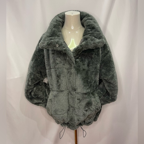 Forever 21 Jackets & Blazers - NWT Forever 21 Faux Fur Jacket